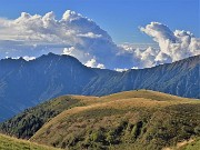 18 Zoom sui dossi dei Piani dell'Avaro con cumuli torreggianti sopra il Monte Venturosa (1999 m)